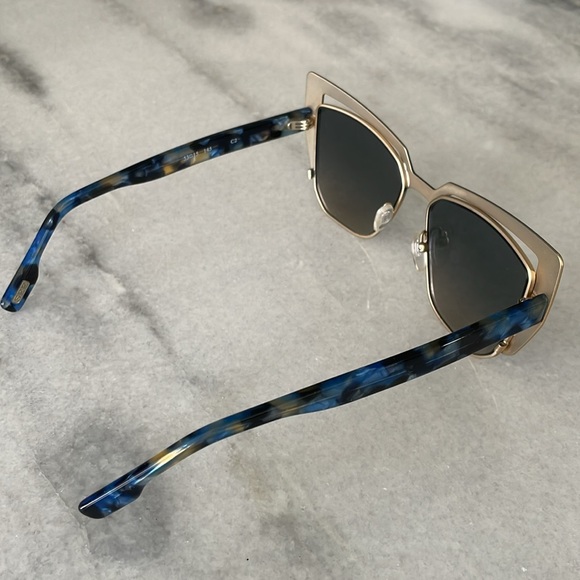 SEE like NEW sunglasses, Case & Cloth . See pic for measurements and details. - Picture 4 of 10